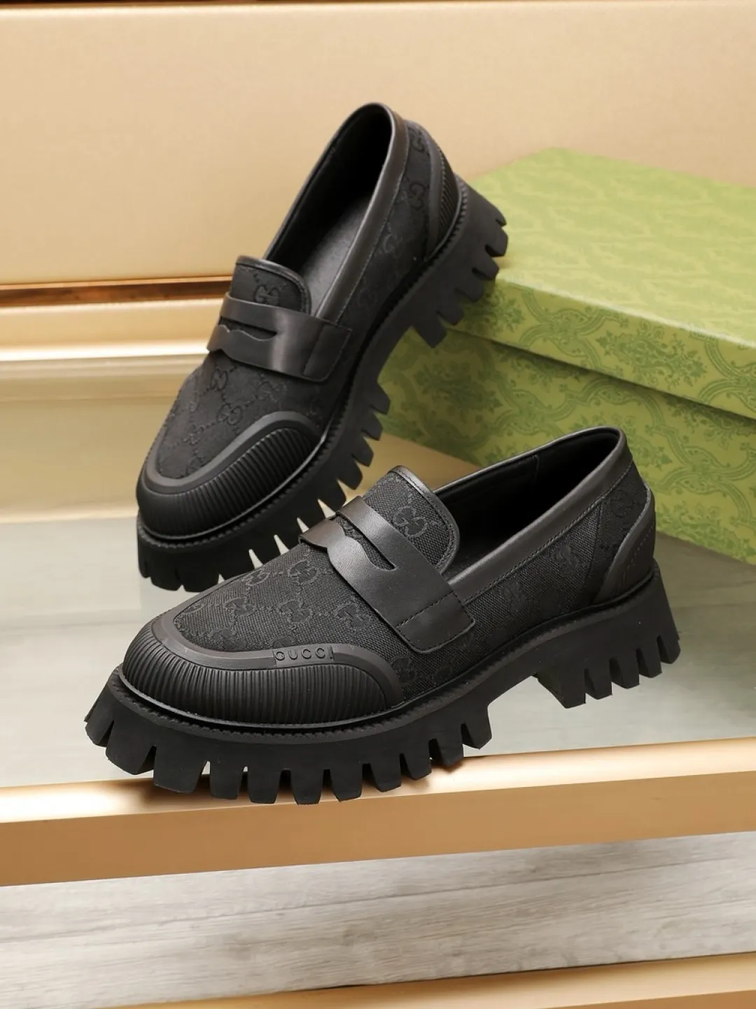 Men's Men's Shoes 💰P540💰[GUCCI] 🆕Men's classic loafers, which combine classic shoe styles with retro California style. Slipper style design, easy to put on and take off. The upper is carefully made of original fabric and decorated with a rubber concave sole and the logo on the upper. Wear it with casual clothing or a suit. Size: 38-44 (45.46 customized)